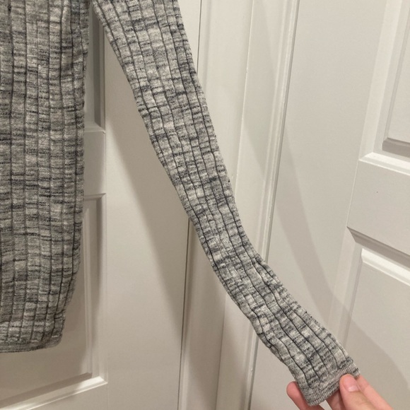 Cute gray Banana Republic sweater! - Picture 4 of 8